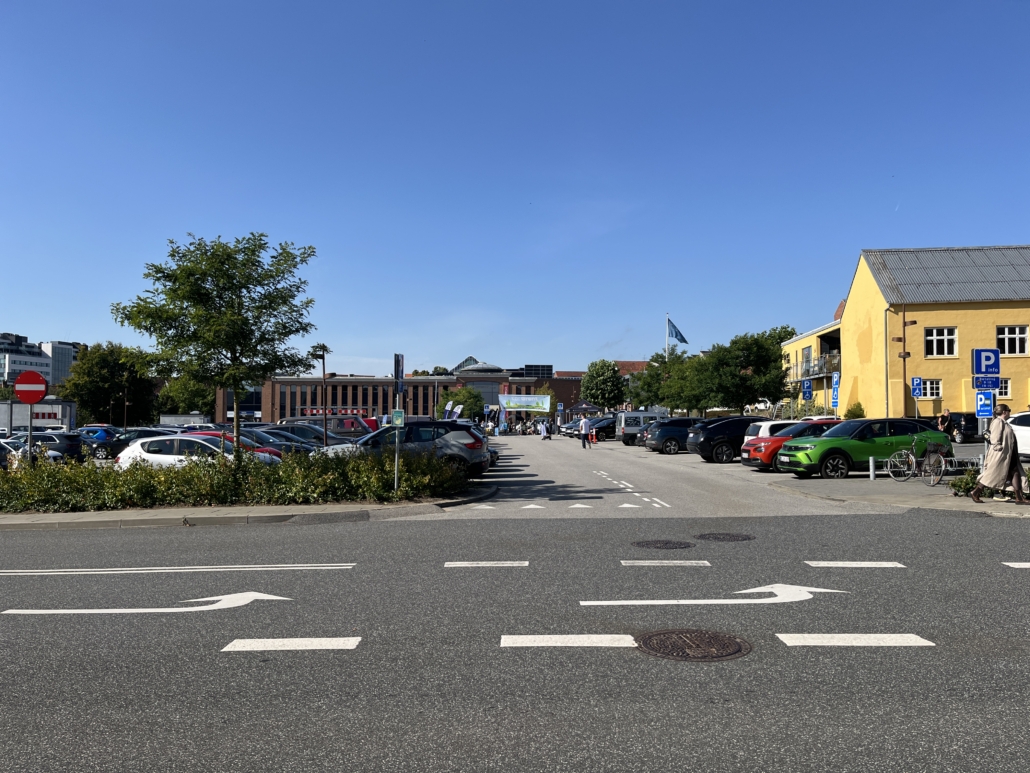 Parkeringspladsen Fischers Plads i Viborg, bagved Sct. Mathias Centeret