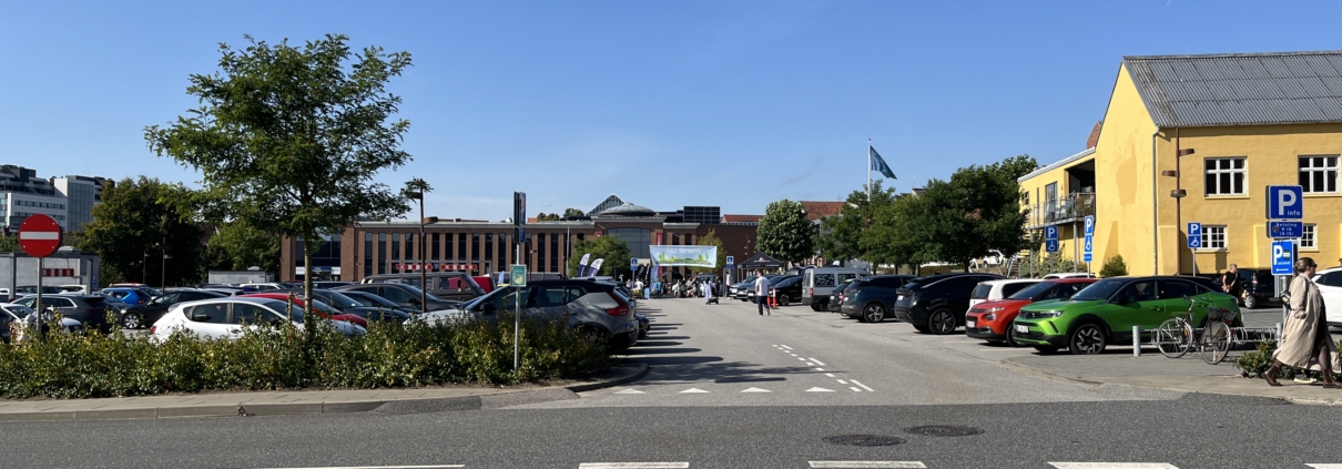 Parkeringspladsen Fischers Plads i Viborg, bagved Sct. Mathias Centeret